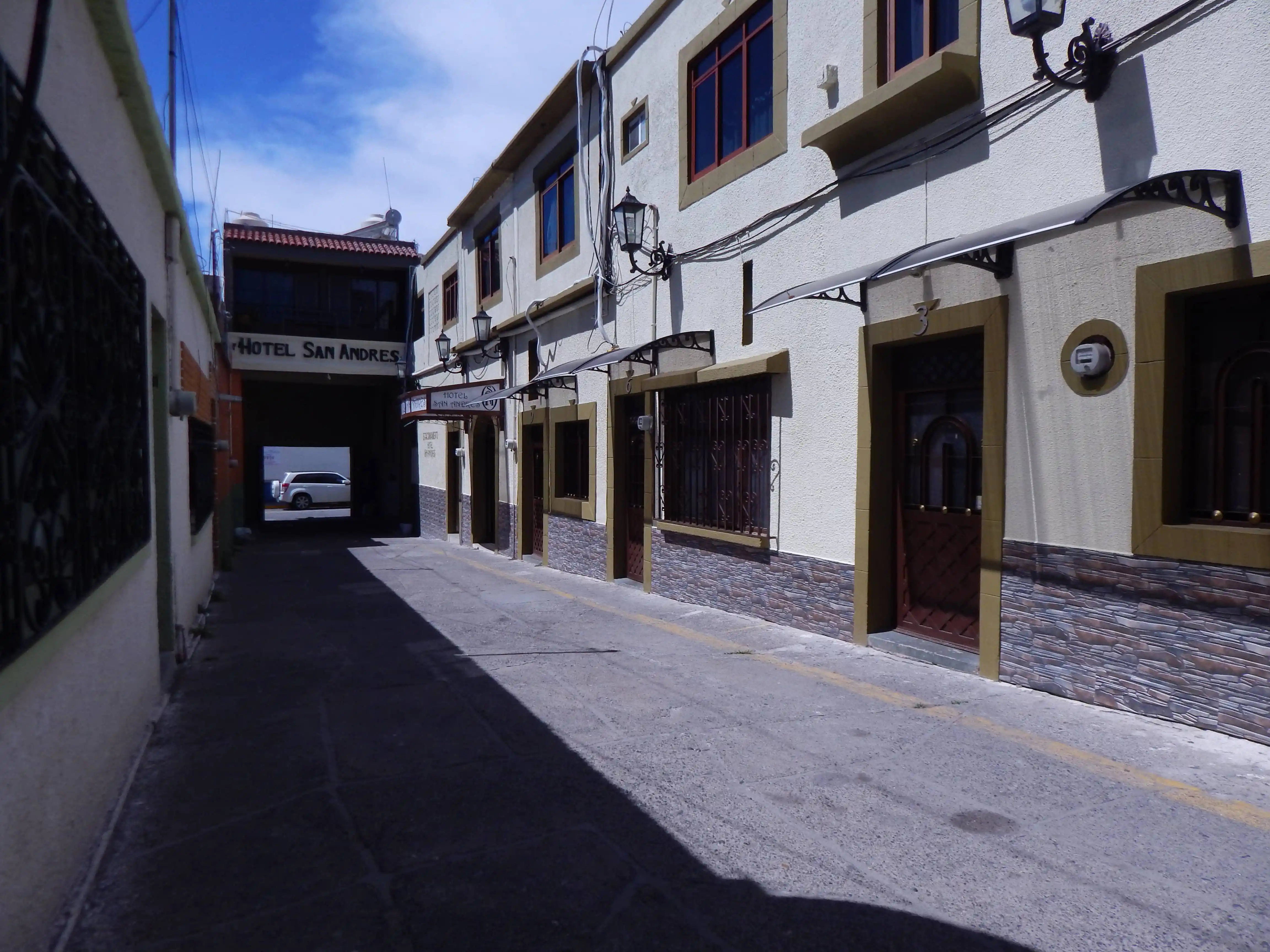 Jardines del hotel al atardecer